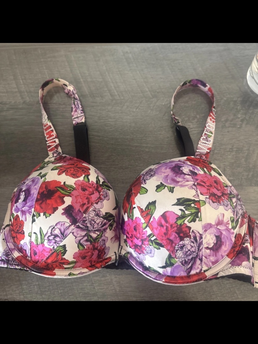 Victoria’s Secret bombshell push-up bra